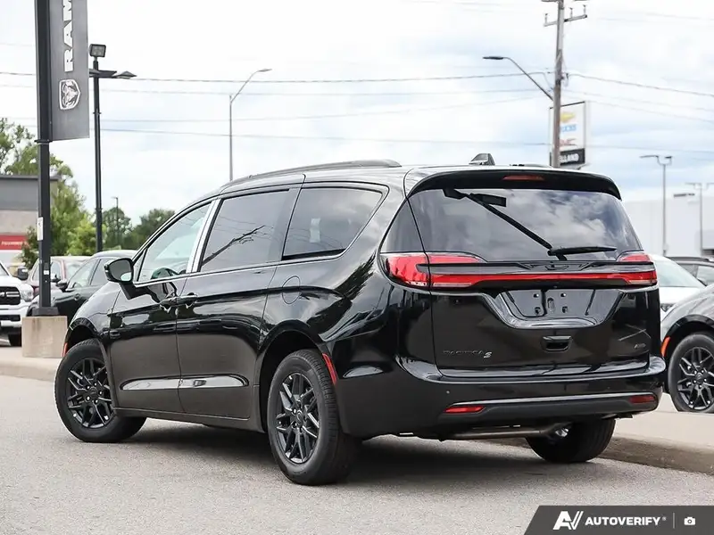 2027 Chrysler Pacifica Select, černá, dovoz Kanada — foto 4 z 12