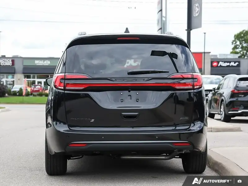 2027 Chrysler Pacifica Select, černá, dovoz Kanada — foto 5 z 12