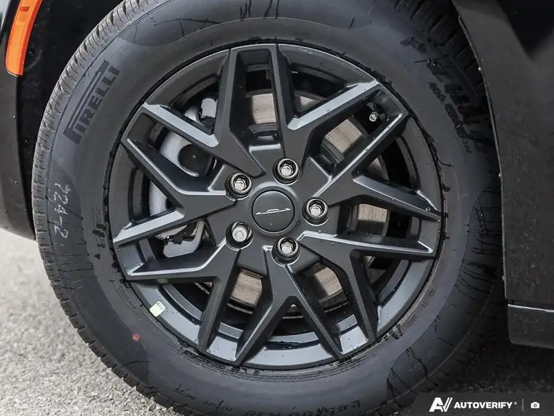 2027 Chrysler Pacifica Select, černá, dovoz Kanada — foto 6 z 12