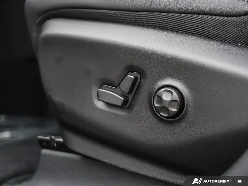 2027 Chrysler Pacifica Select, černá, dovoz Kanada — foto 8 z 12