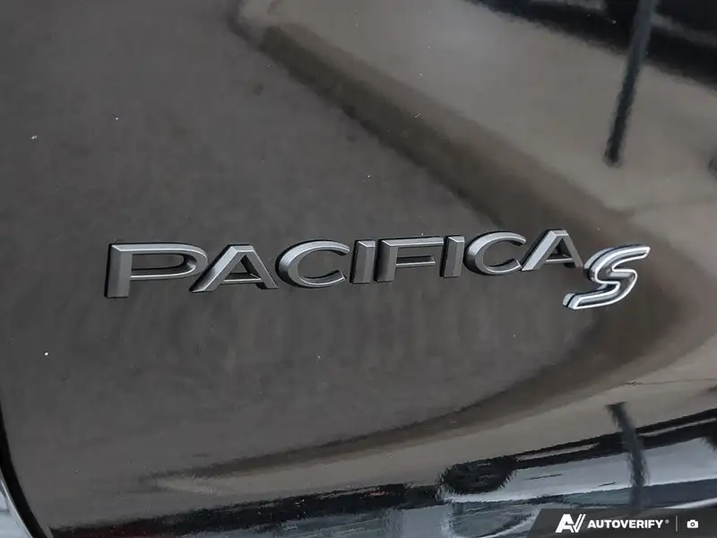 2027 Chrysler Pacifica Select, černá, dovoz Kanada — foto 9 z 12