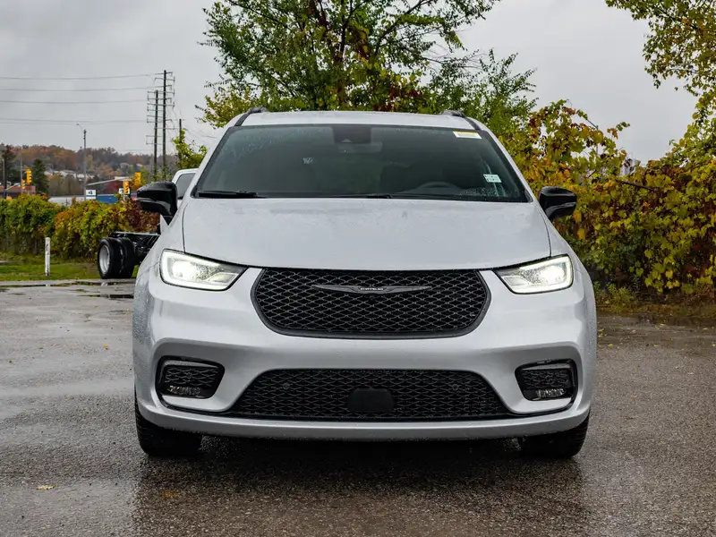 2026 Chrysler Pacifica Select, stříbrná, dovoz Kanada — foto 11 z 12