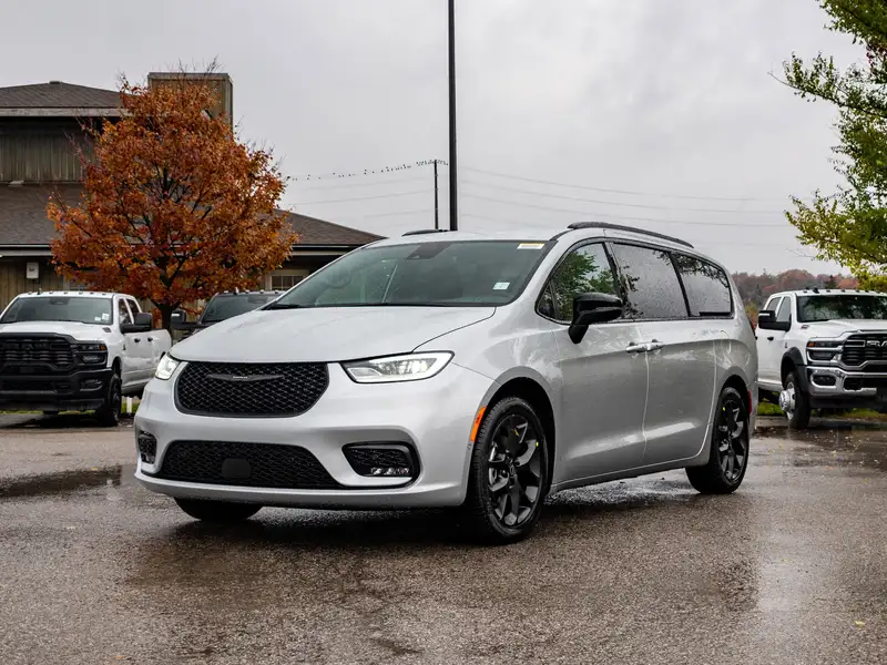 2026 Chrysler Pacifica Select, stříbrná, dovoz Kanada — foto 2 z 12