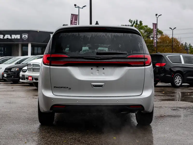 2026 Chrysler Pacifica Select, stříbrná, dovoz Kanada — foto 5 z 12