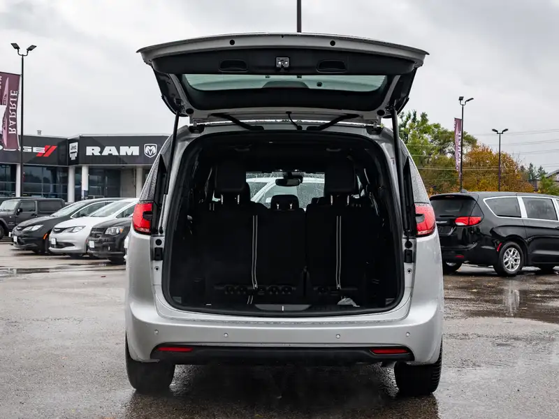 2026 Chrysler Pacifica Select, stříbrná, dovoz Kanada — foto 6 z 12