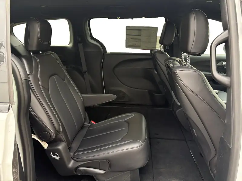 2026 Chrysler Pacifica Select, bílá, dovoz Kanada — foto 10 z 12