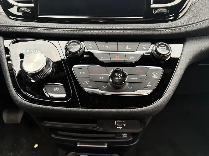 2026 Chrysler Pacifica Select, bílá, dovoz Kanada — foto 11 z 12