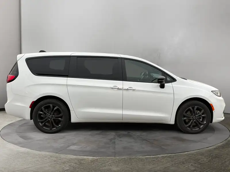2026 Chrysler Pacifica Select, bílá, dovoz Kanada — foto 6 z 12