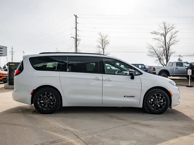 2026 Chrysler Pacifica Select, bílá, dovoz Kanada — foto 11 z 12