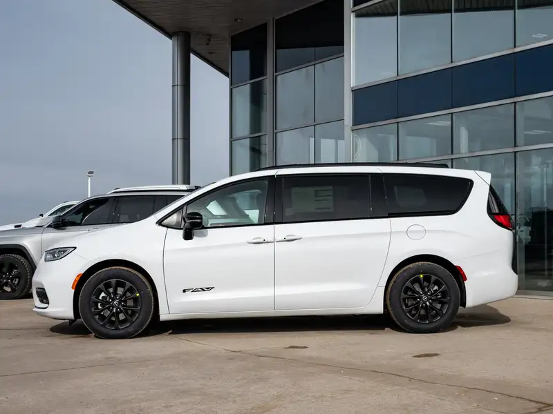 2026 Chrysler Pacifica Select, bílá, dovoz Kanada — foto 5 z 12
