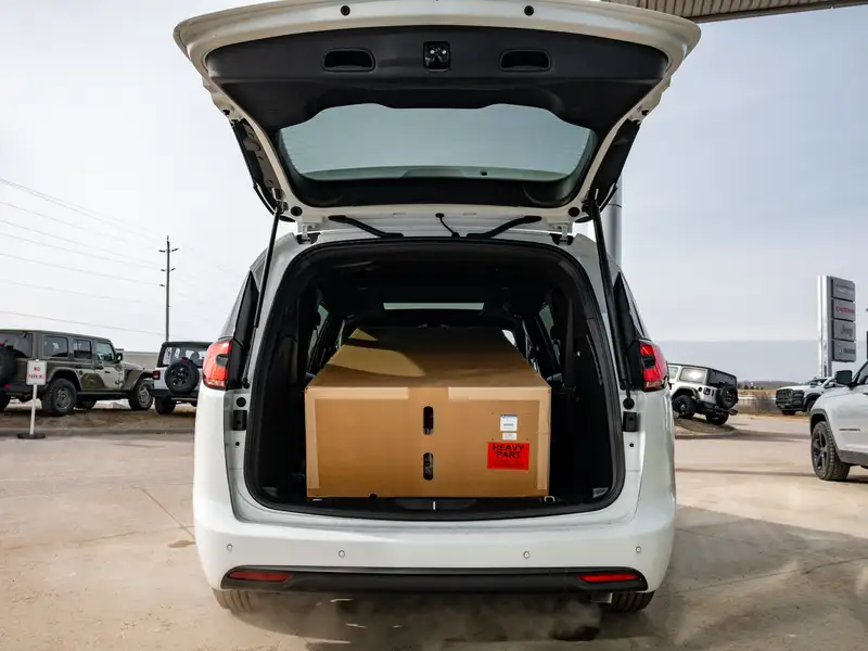 2026 Chrysler Pacifica Select, bílá, dovoz Kanada — foto 8 z 12