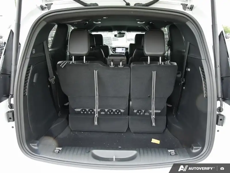2027 Chrysler Pacifica Select, bílá, dovoz Kanada — foto 10 z 12