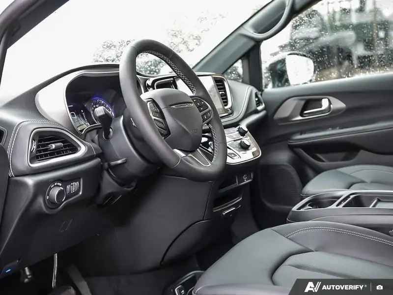 2027 Chrysler Pacifica Select, bílá, dovoz Kanada — foto 12 z 12
