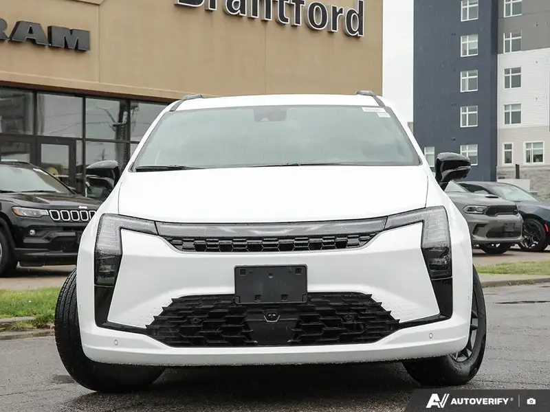 2027 Chrysler Pacifica Select, bílá, dovoz Kanada — foto 2 z 12