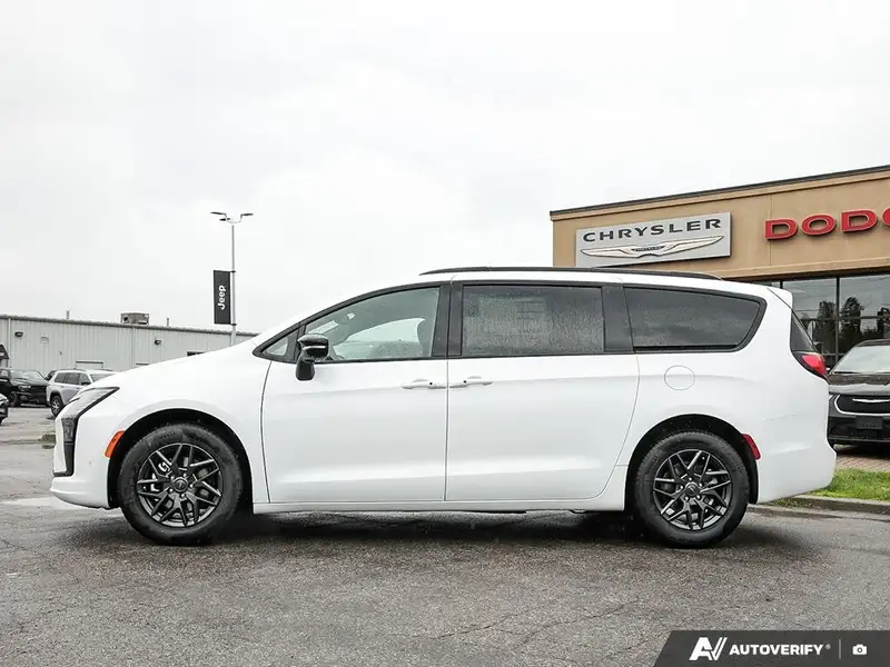 2027 Chrysler Pacifica Select, bílá, dovoz Kanada — foto 3 z 12