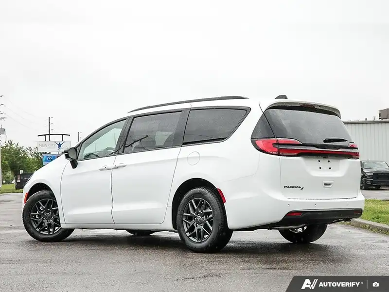 2027 Chrysler Pacifica Select, bílá, dovoz Kanada — foto 4 z 12