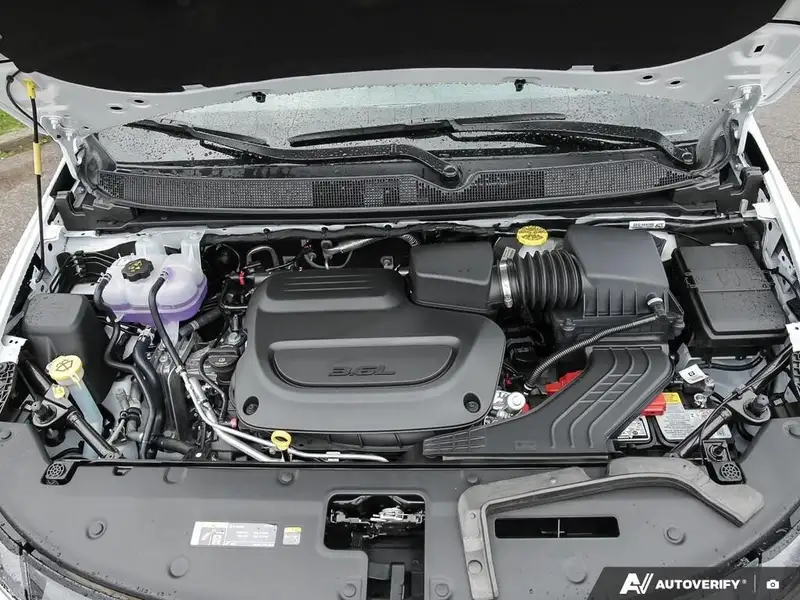 2027 Chrysler Pacifica Select, bílá, dovoz Kanada — foto 8 z 12
