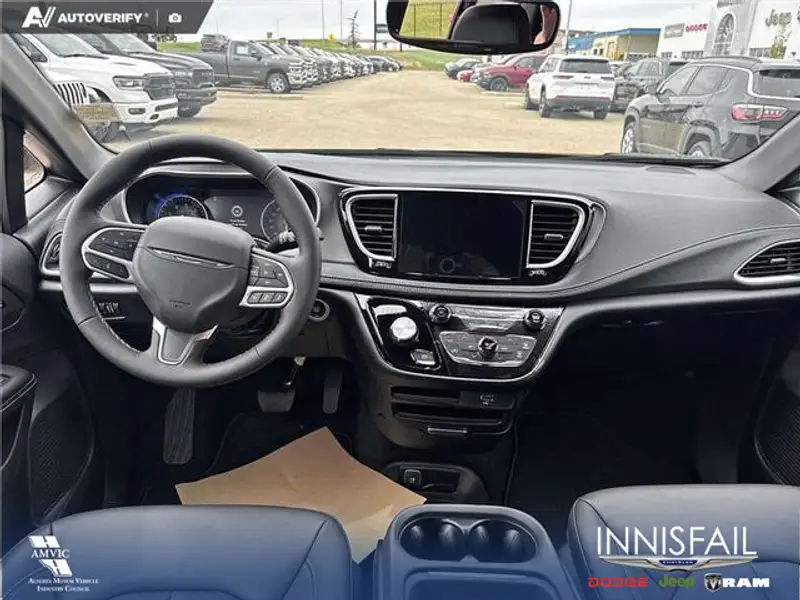 2027 Chrysler Pacifica Select, černá, 24 km, dovoz Kanada — foto 10 z 12