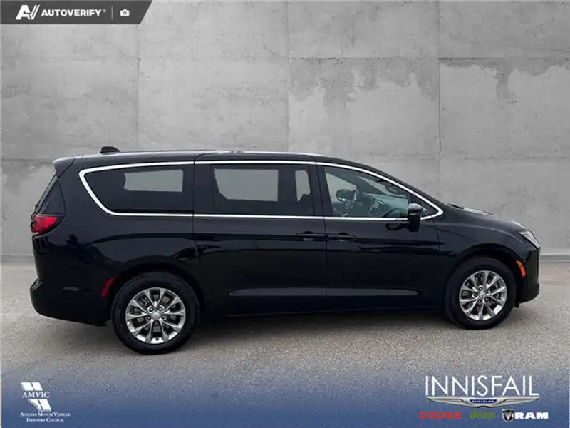2027 Chrysler Pacifica Select, černá, 24 km, dovoz Kanada — foto 6 z 12