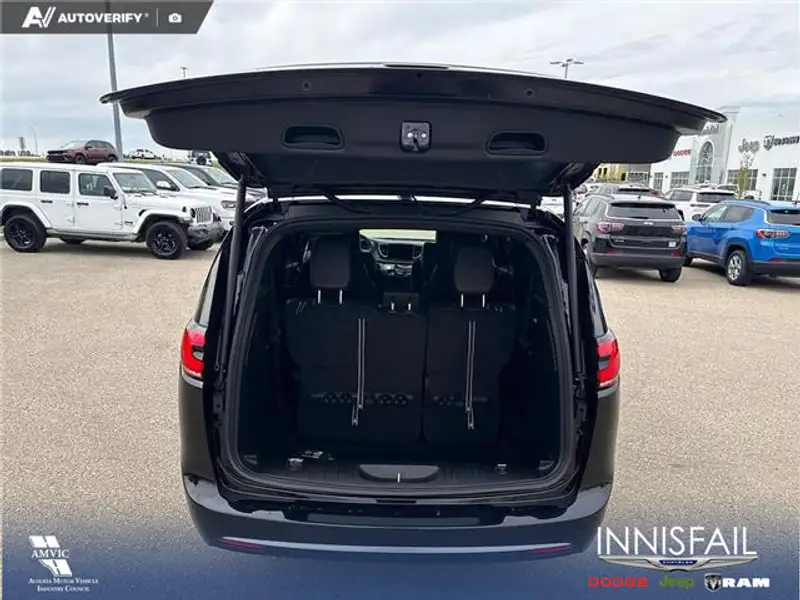 2027 Chrysler Pacifica Select, černá, 24 km, dovoz Kanada — foto 7 z 12