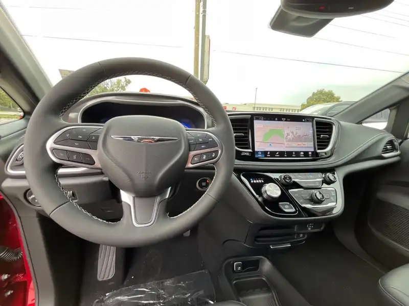 2026 Chrysler Pacifica Select, červená, 31 km, dovoz Kanada — foto 11 z 12