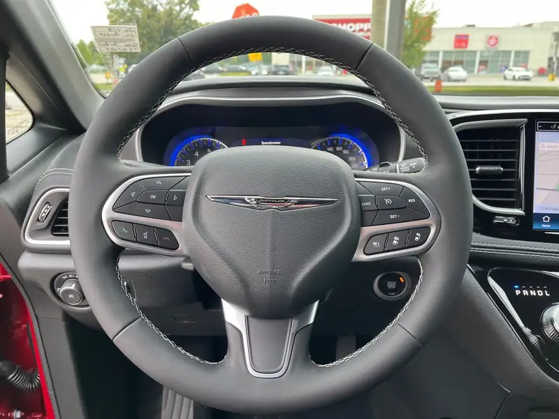 2026 Chrysler Pacifica Select, červená, 31 km, dovoz Kanada — foto 12 z 12