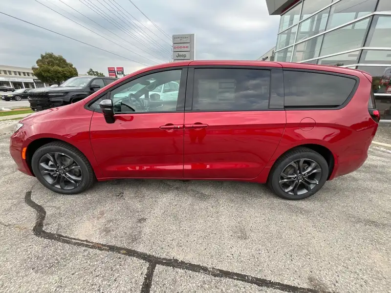 2026 Chrysler Pacifica Select, červená, 31 km, dovoz Kanada — foto 2 z 12