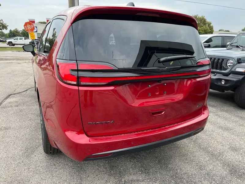 2026 Chrysler Pacifica Select, červená, 31 km, dovoz Kanada — foto 3 z 12