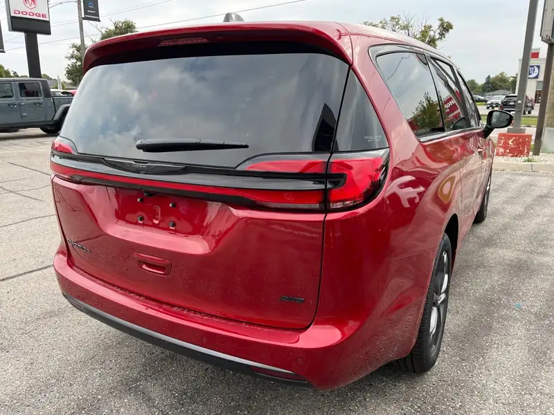 2026 Chrysler Pacifica Select, červená, 31 km, dovoz Kanada — foto 4 z 12