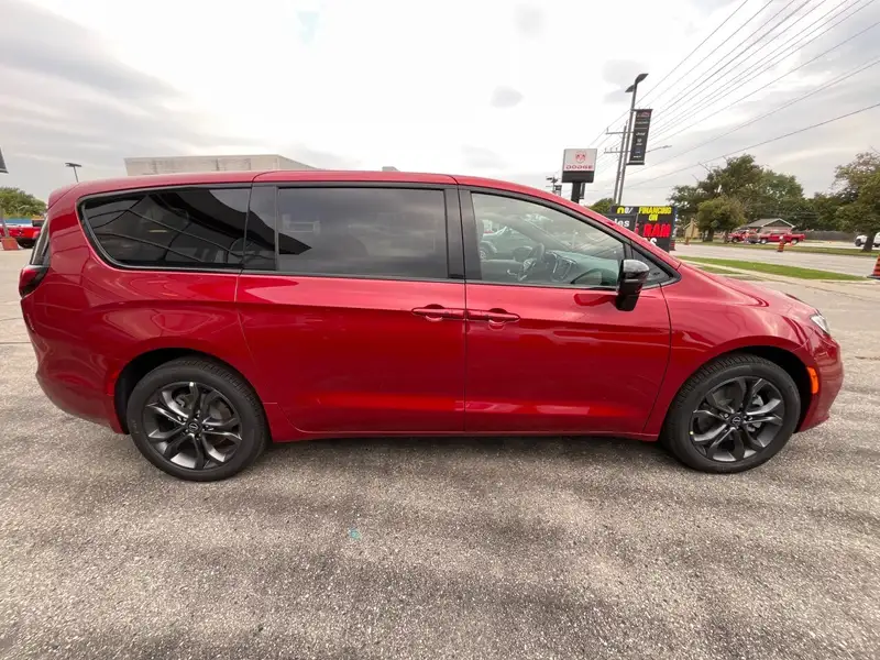 2026 Chrysler Pacifica Select, červená, 31 km, dovoz Kanada — foto 5 z 12