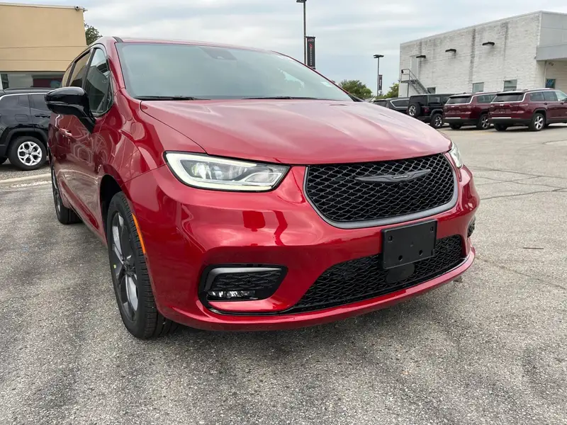 2026 Chrysler Pacifica Select, červená, 31 km, dovoz Kanada — foto 6 z 12