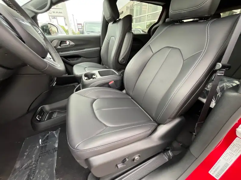 2026 Chrysler Pacifica Select, červená, 31 km, dovoz Kanada — foto 7 z 12