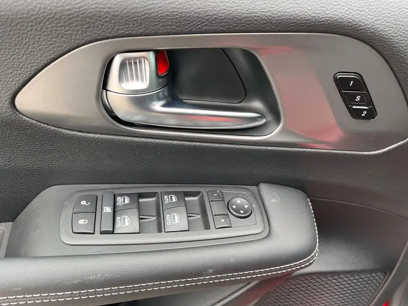 2026 Chrysler Pacifica Select, červená, 31 km, dovoz Kanada — foto 8 z 12