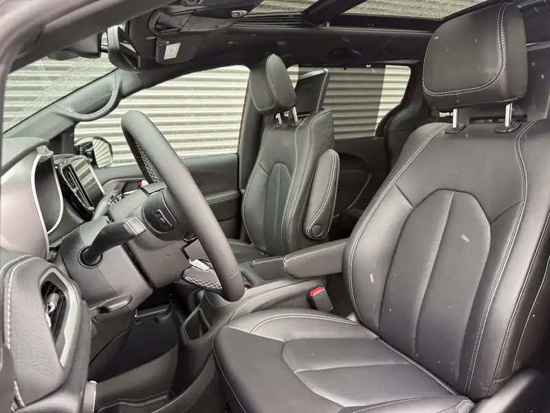 2026 Chrysler Pacifica Select, červená, 10 km, dovoz Kanada — foto 10 z 12