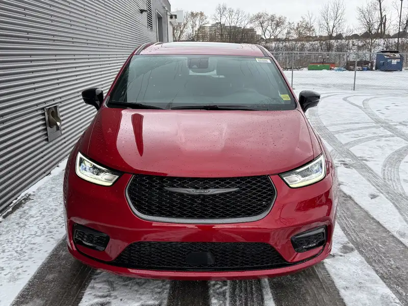 2026 Chrysler Pacifica Select, červená, 10 km, dovoz Kanada — foto 2 z 12