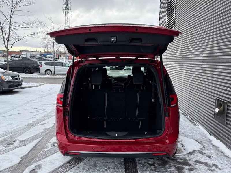 2026 Chrysler Pacifica Select, červená, 10 km, dovoz Kanada — foto 7 z 12