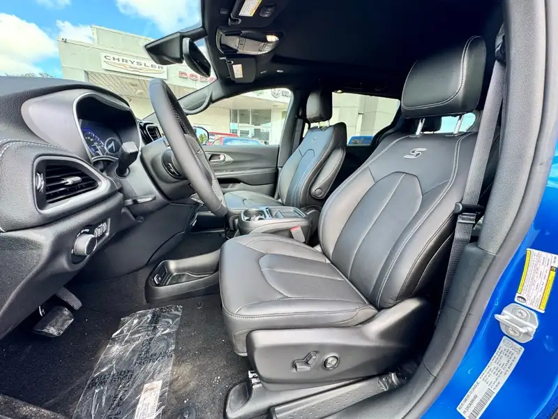 2027 Chrysler Pacifica Select, modrá, dovoz Kanada — foto 10 z 12