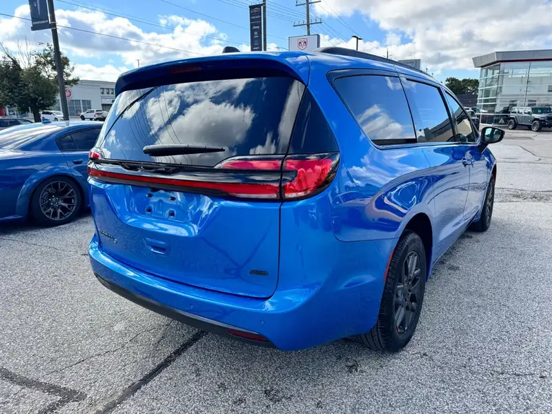 2027 Chrysler Pacifica Select, modrá, dovoz Kanada — foto 4 z 12