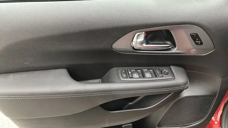 2026 Chrysler Pacifica Select, červená, 15 km, dovoz Kanada — foto 11 z 12
