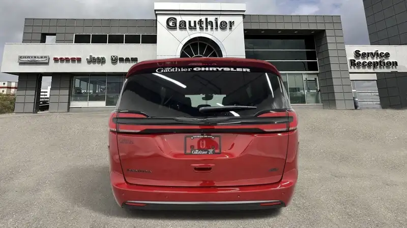 2026 Chrysler Pacifica Select, červená, 15 km, dovoz Kanada — foto 5 z 12