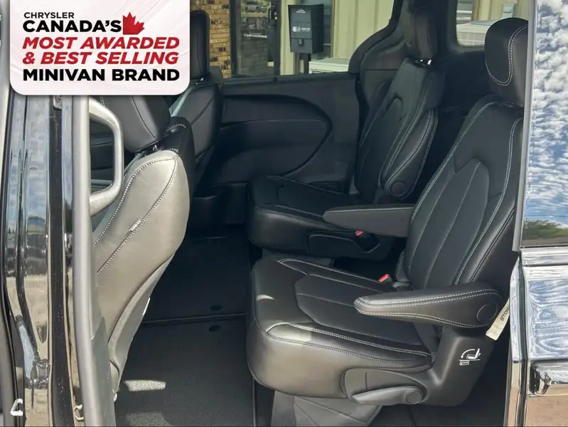 2027 Chrysler Pacifica Select, černá, 45 km, dovoz Kanada — foto 11 z 12