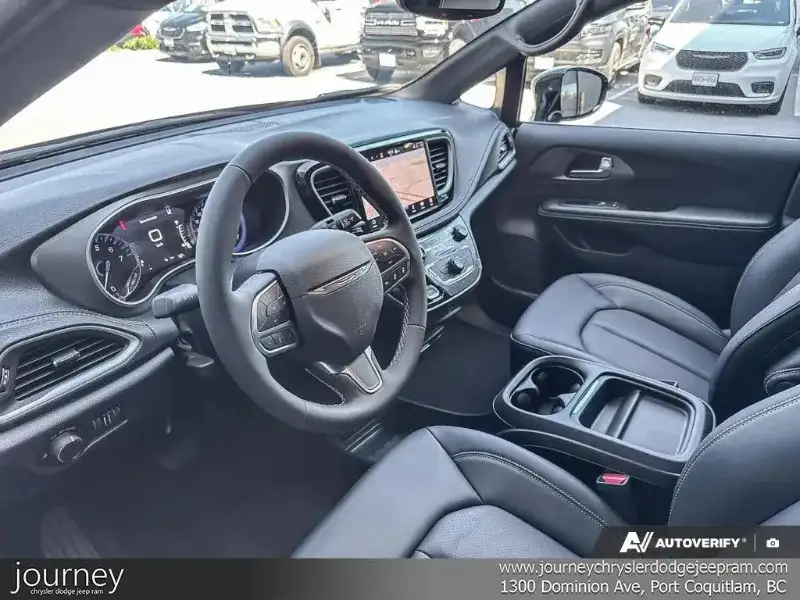 2027 Chrysler Pacifica Select, šedá, 15 km, dovoz Kanada — foto 12 z 12