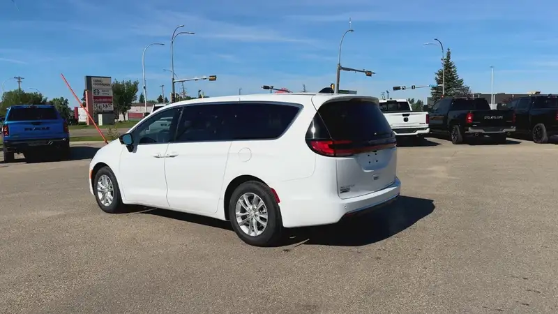 2027 Chrysler Pacifica Select, bílá, 21 km, dovoz Kanada — foto 4 z 12