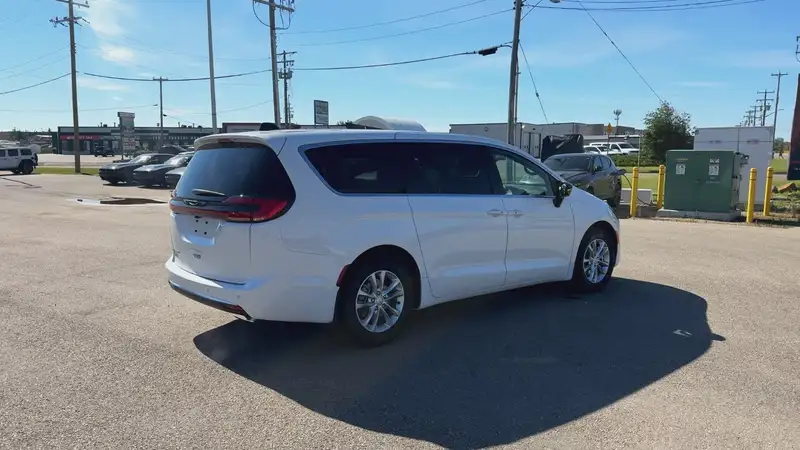 2027 Chrysler Pacifica Select, bílá, 21 km, dovoz Kanada — foto 5 z 12