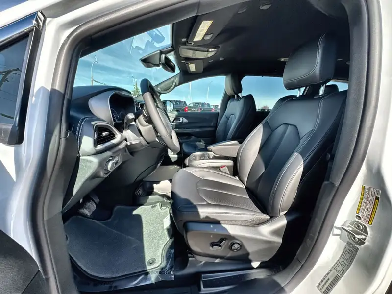 2027 Chrysler Pacifica Select, bílá, 21 km, dovoz Kanada — foto 7 z 12