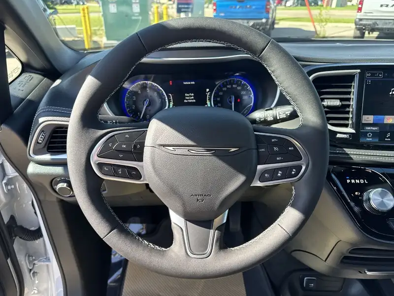 2027 Chrysler Pacifica Select, bílá, 21 km, dovoz Kanada — foto 9 z 12