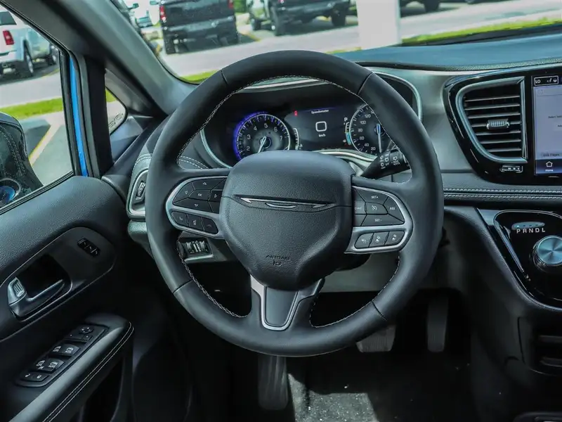 2027 Chrysler Pacifica Select, modrá, 0 km, dovoz Kanada — foto 10 z 12