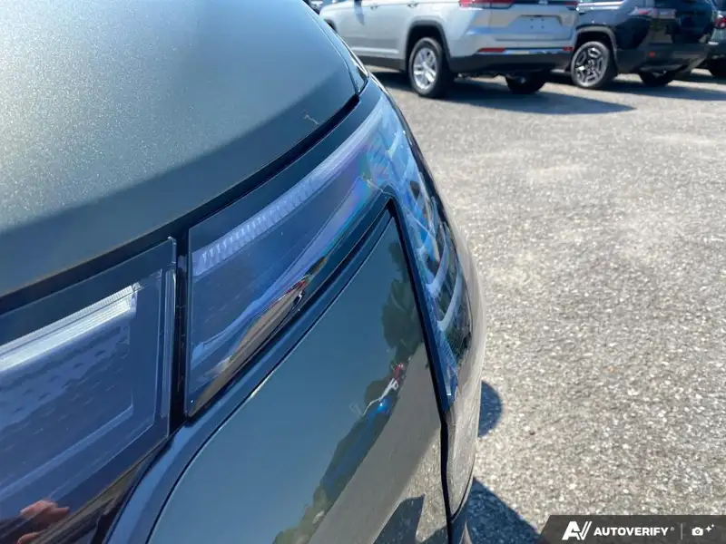 2027 Chrysler Pacifica Select, šedá, dovoz Kanada — foto 11 z 12
