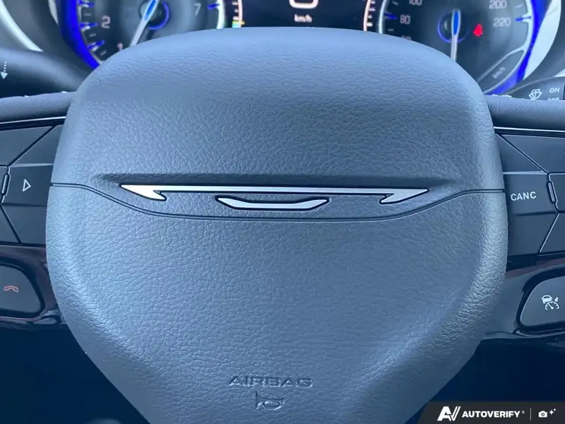 2027 Chrysler Pacifica Select, šedá, dovoz Kanada — foto 12 z 12