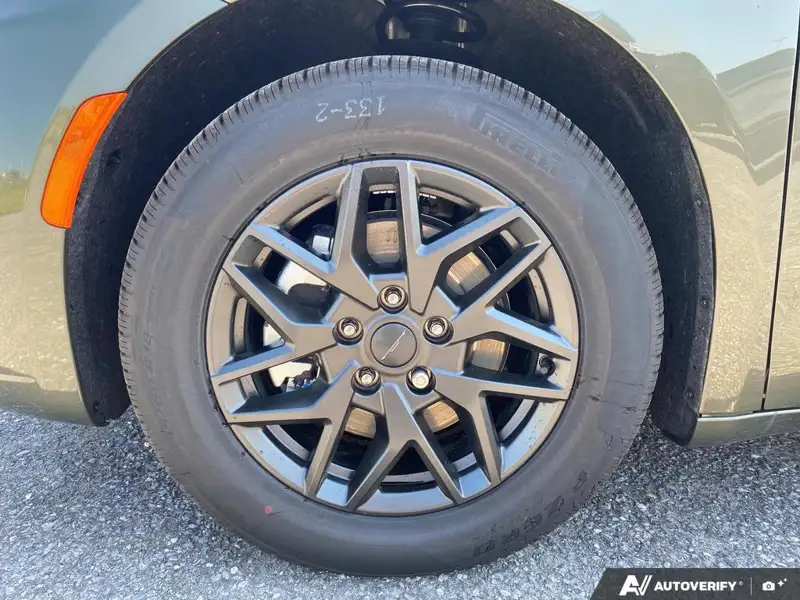 2027 Chrysler Pacifica Select, šedá, dovoz Kanada — foto 9 z 12